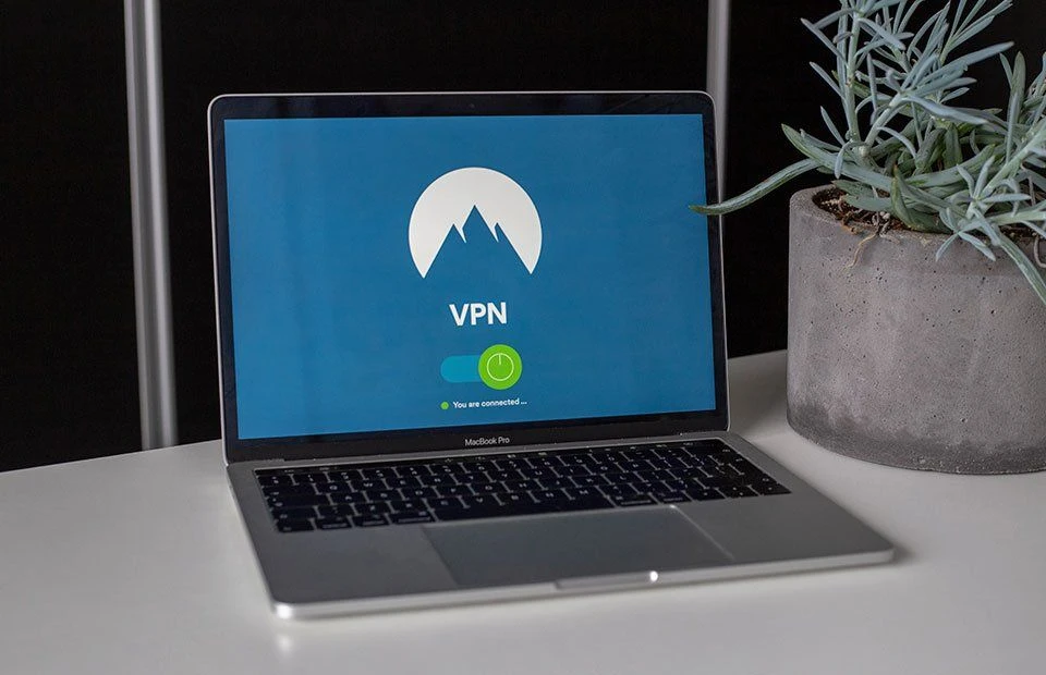 Navega de forma segura con un generador de contraseñas y una conexión VPN